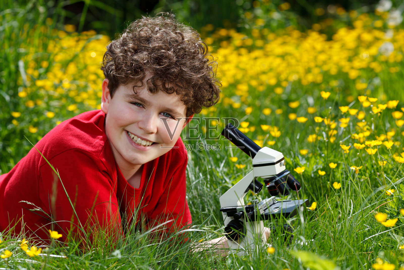 男孩在室外使用显微镜照片摄影图片