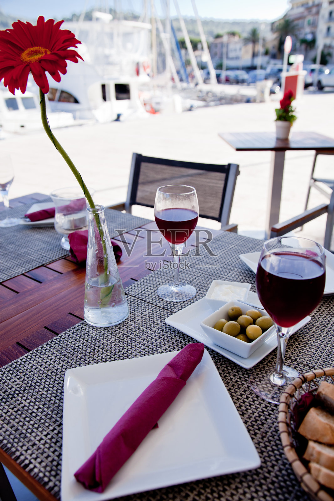 和雏菊一起在餐厅用餐照片摄影图片