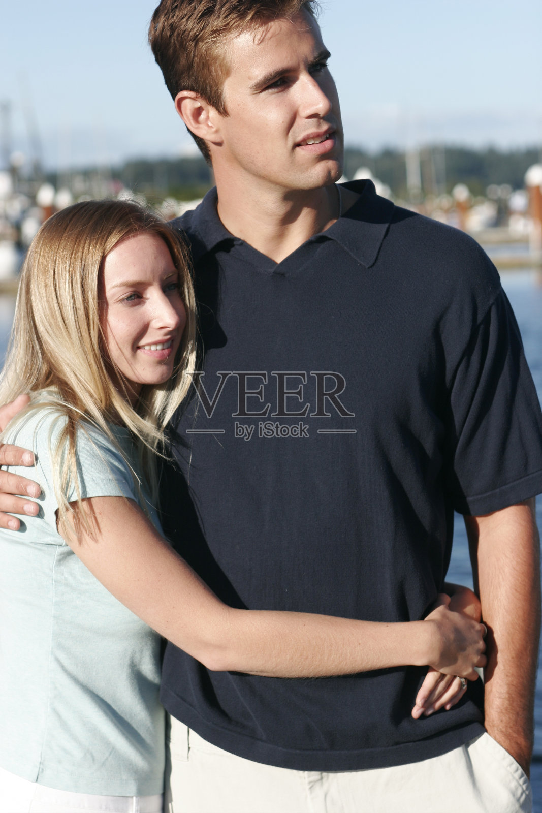 戴绿帽子的年轻女子。2照片摄影图片