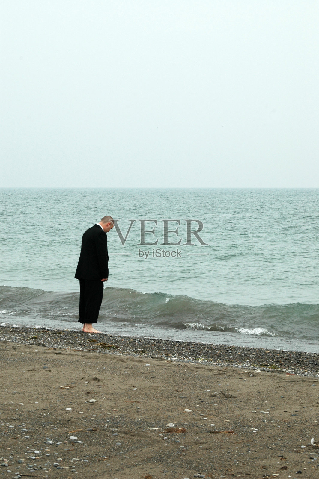 海滩上的男人照片摄影图片