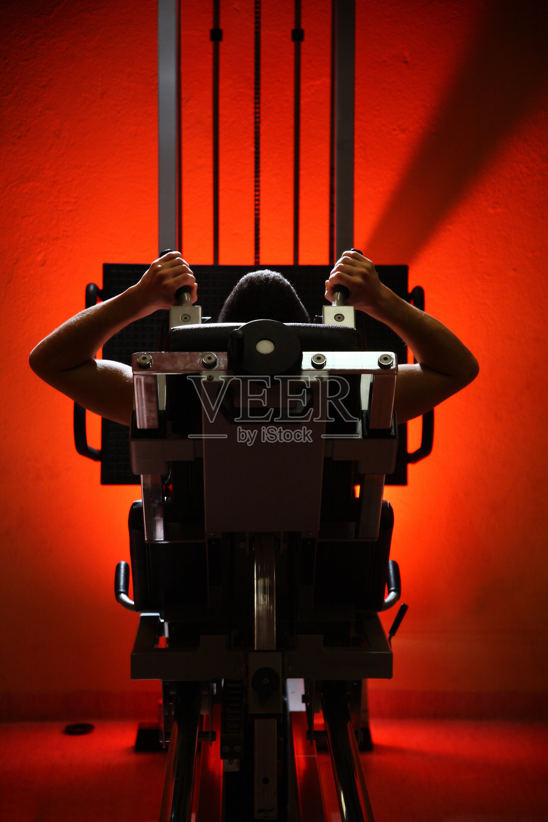 男子训练在健身房孤立的红色背景照片摄影图片