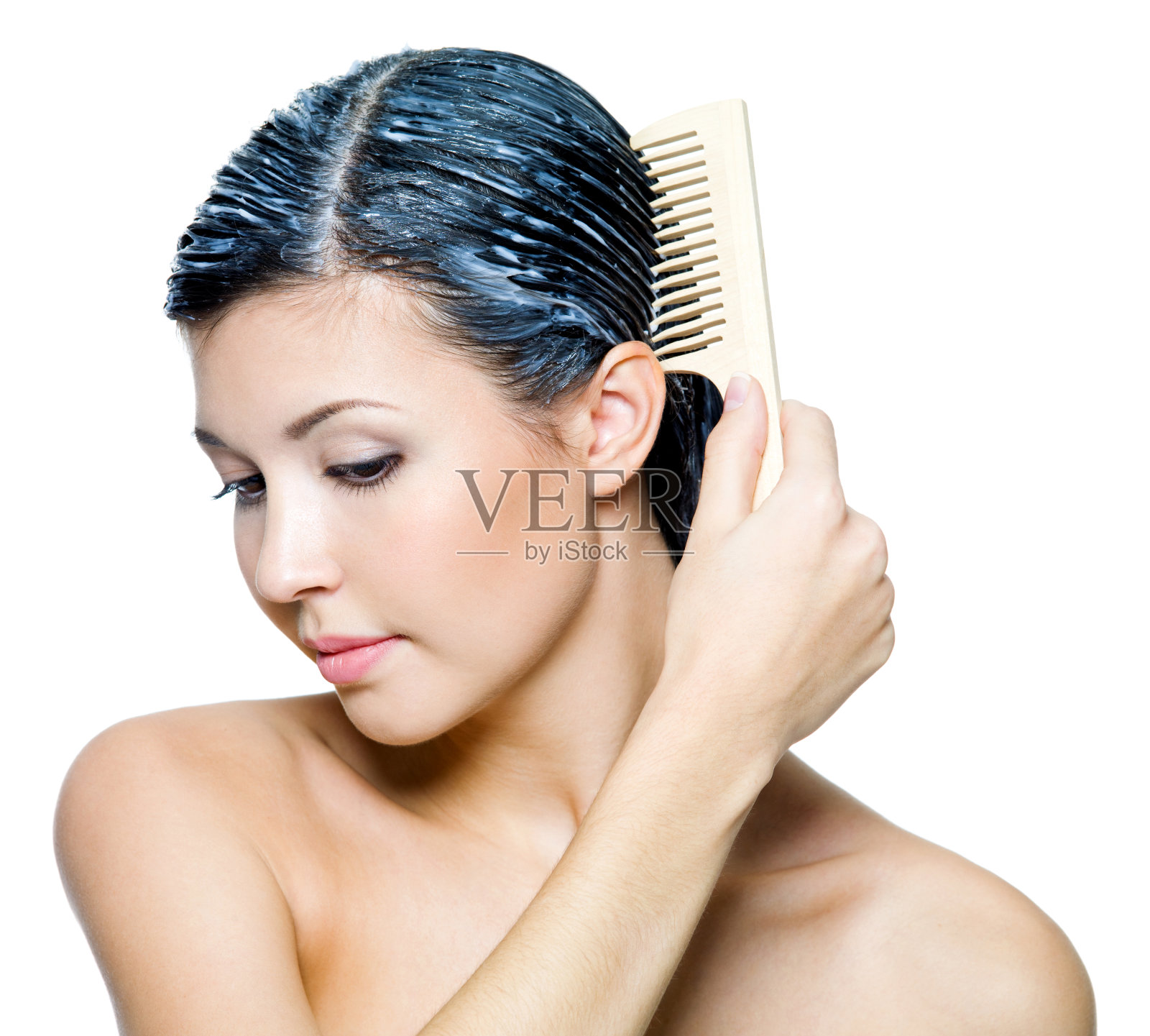 染头发和梳头的女人照片摄影图片