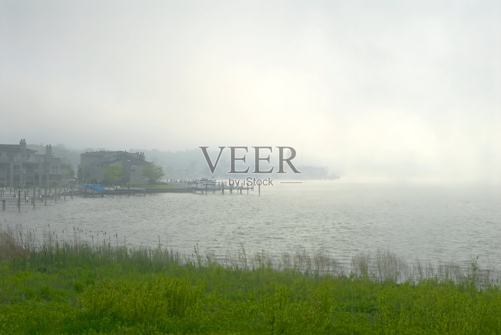 卡拉马祖湖上的雾照片摄影图片