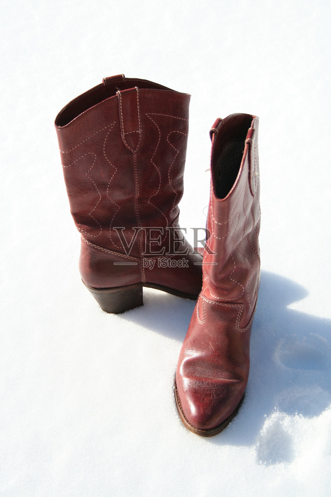 靴子站在雪地里照片摄影图片