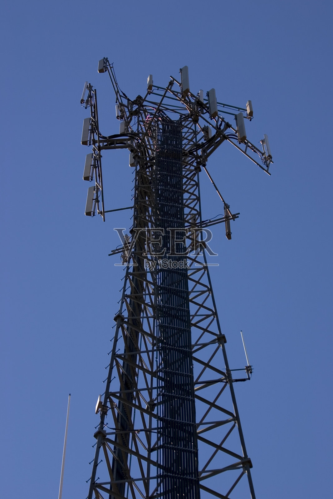 蓝色天空下的基站。照片摄影图片