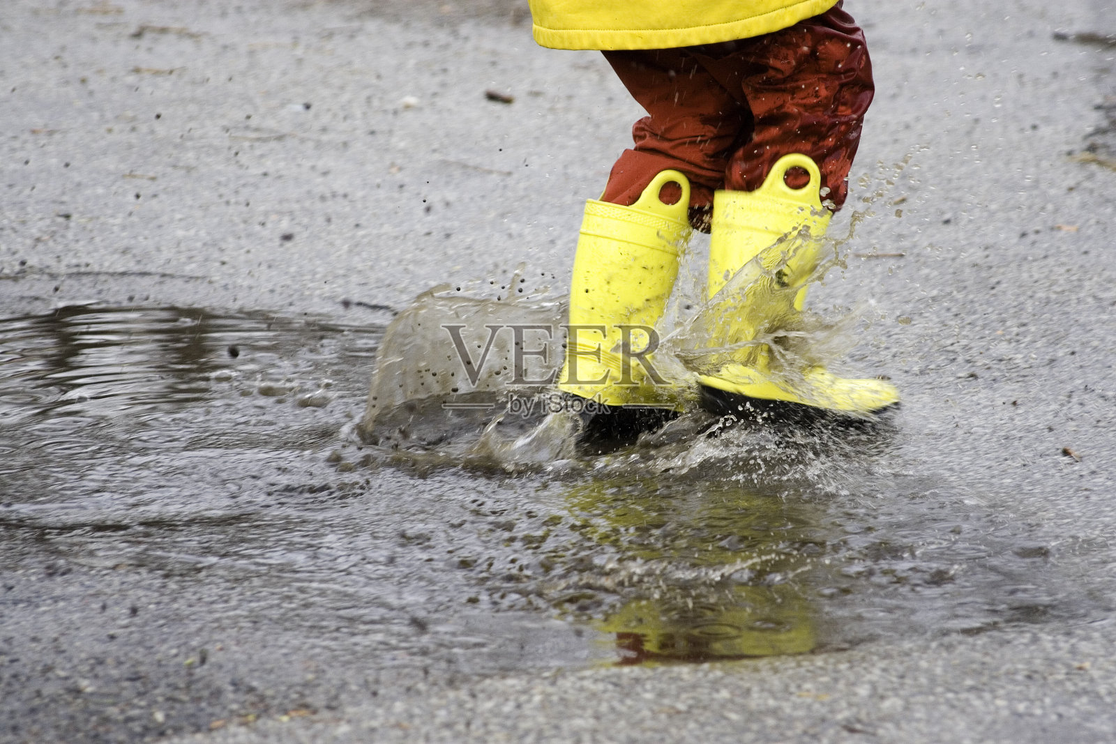 男孩在水坑里戏水照片摄影图片