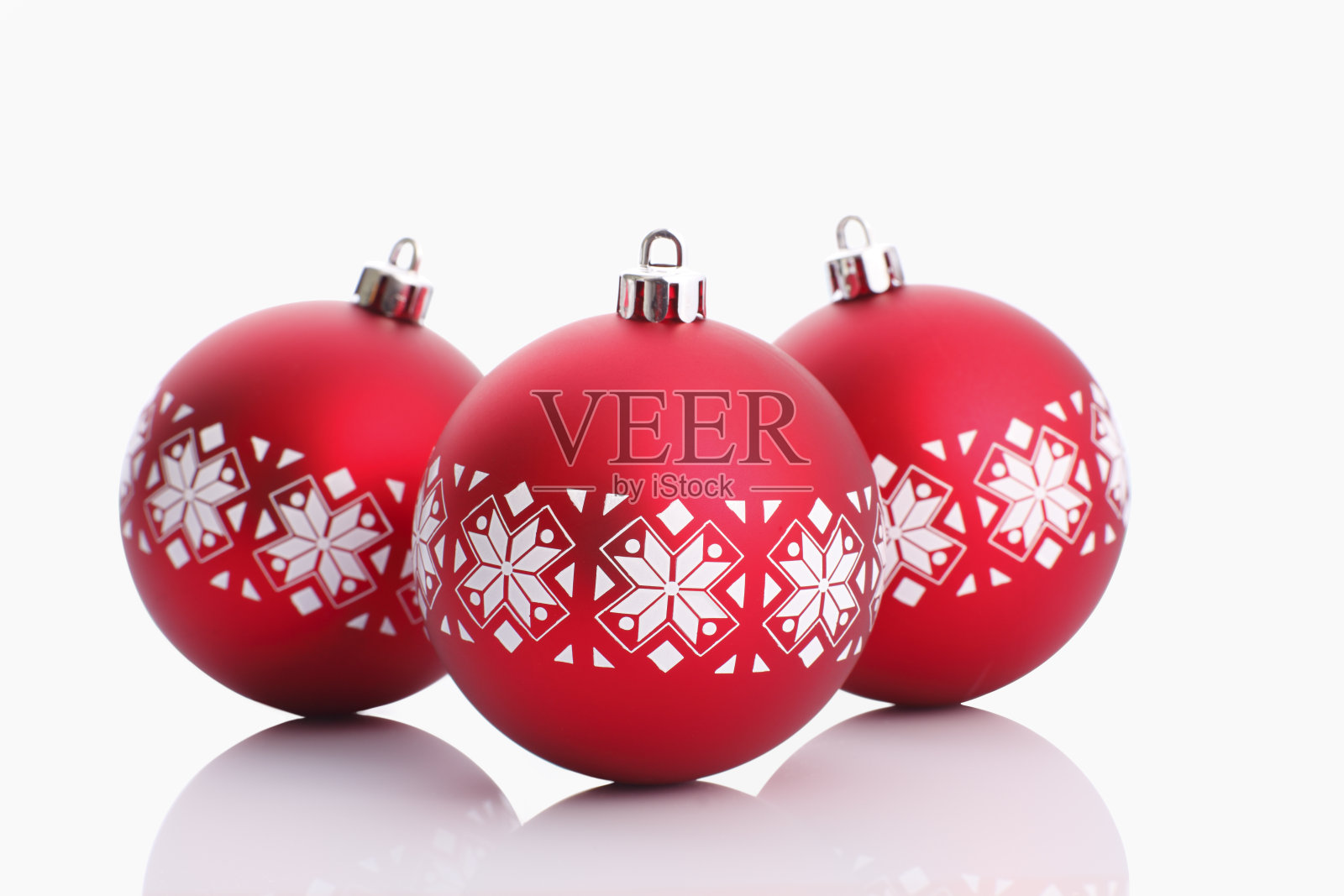 红色圣诞球孤立在白色照片摄影图片