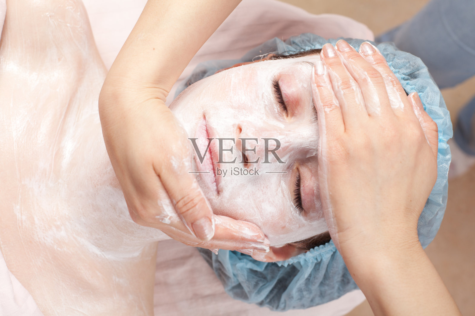 美丽的女人正在接受美容治疗照片摄影图片