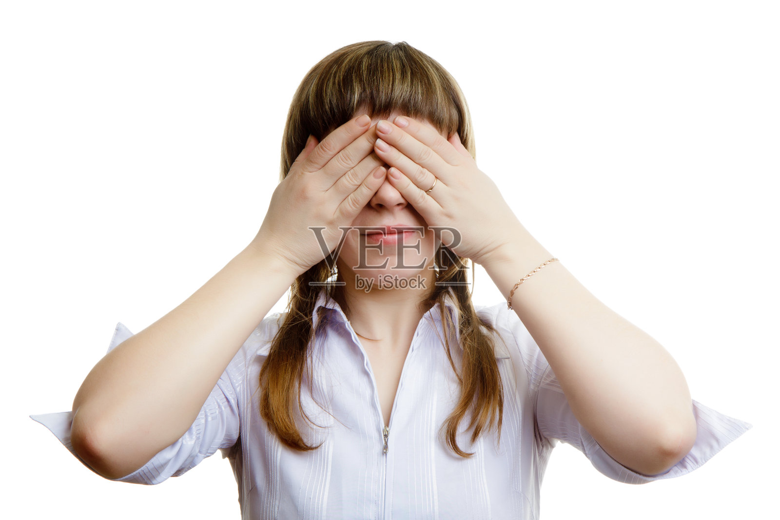 小女孩闭上眼睛照片摄影图片