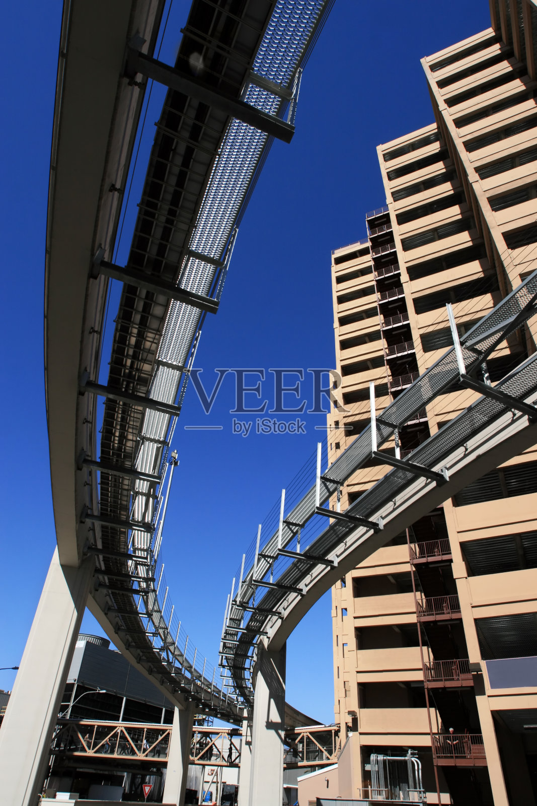 未来主义的单轨铁路在摩天大楼里穿梭照片摄影图片