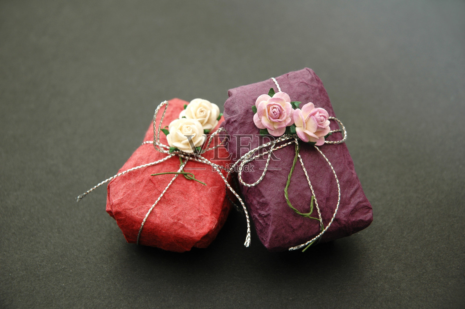 紫色和粉色的礼物照片摄影图片