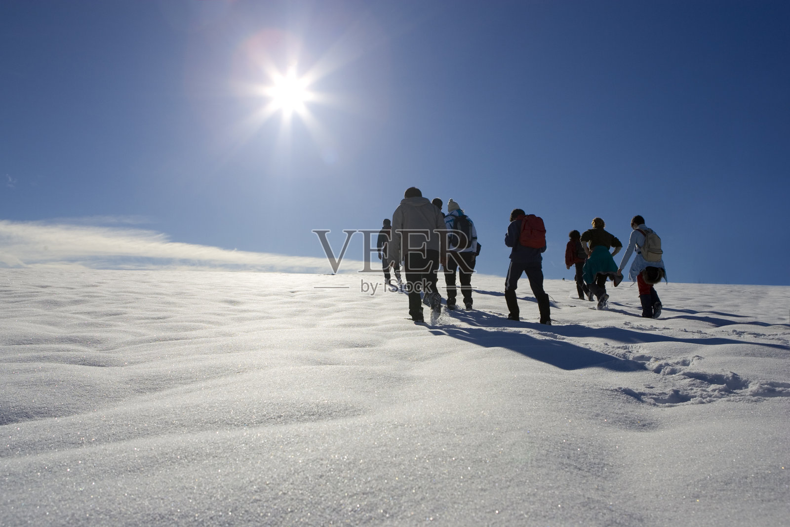 雪中的人照片摄影图片