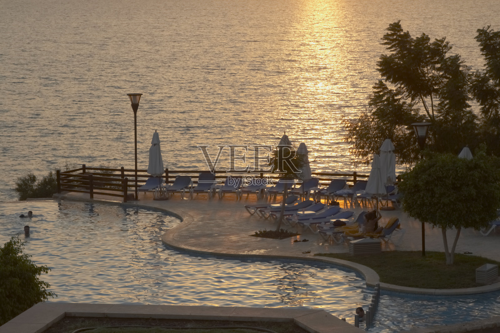 游泳池与海照片摄影图片