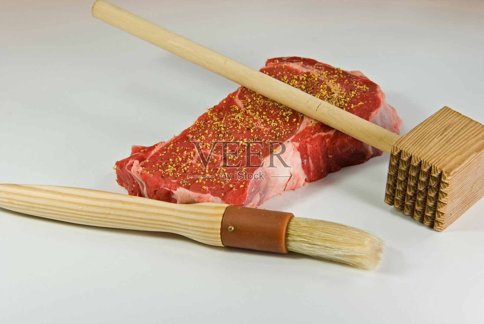 肋眼和烹饪工具照片摄影图片