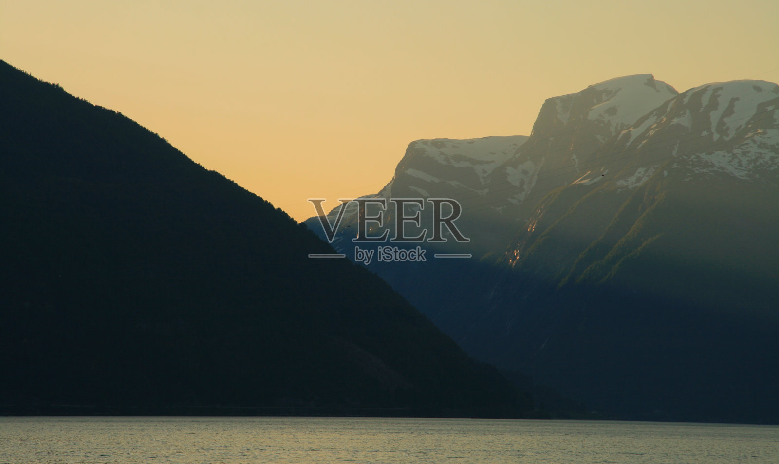 《暮光之城》在峡湾照片摄影图片