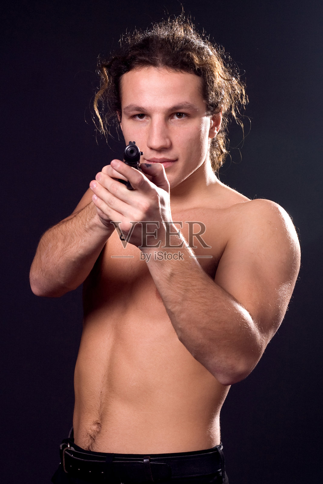 男人和枪照片摄影图片