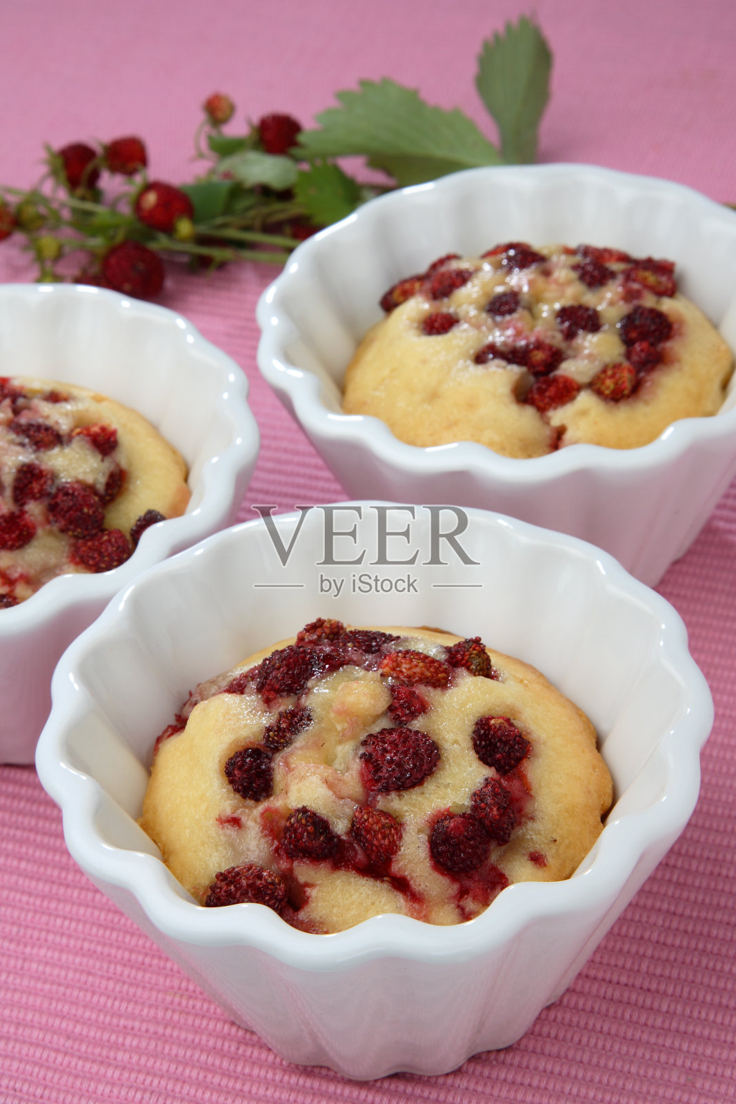 白松饼碗里的草莓松饼照片摄影图片