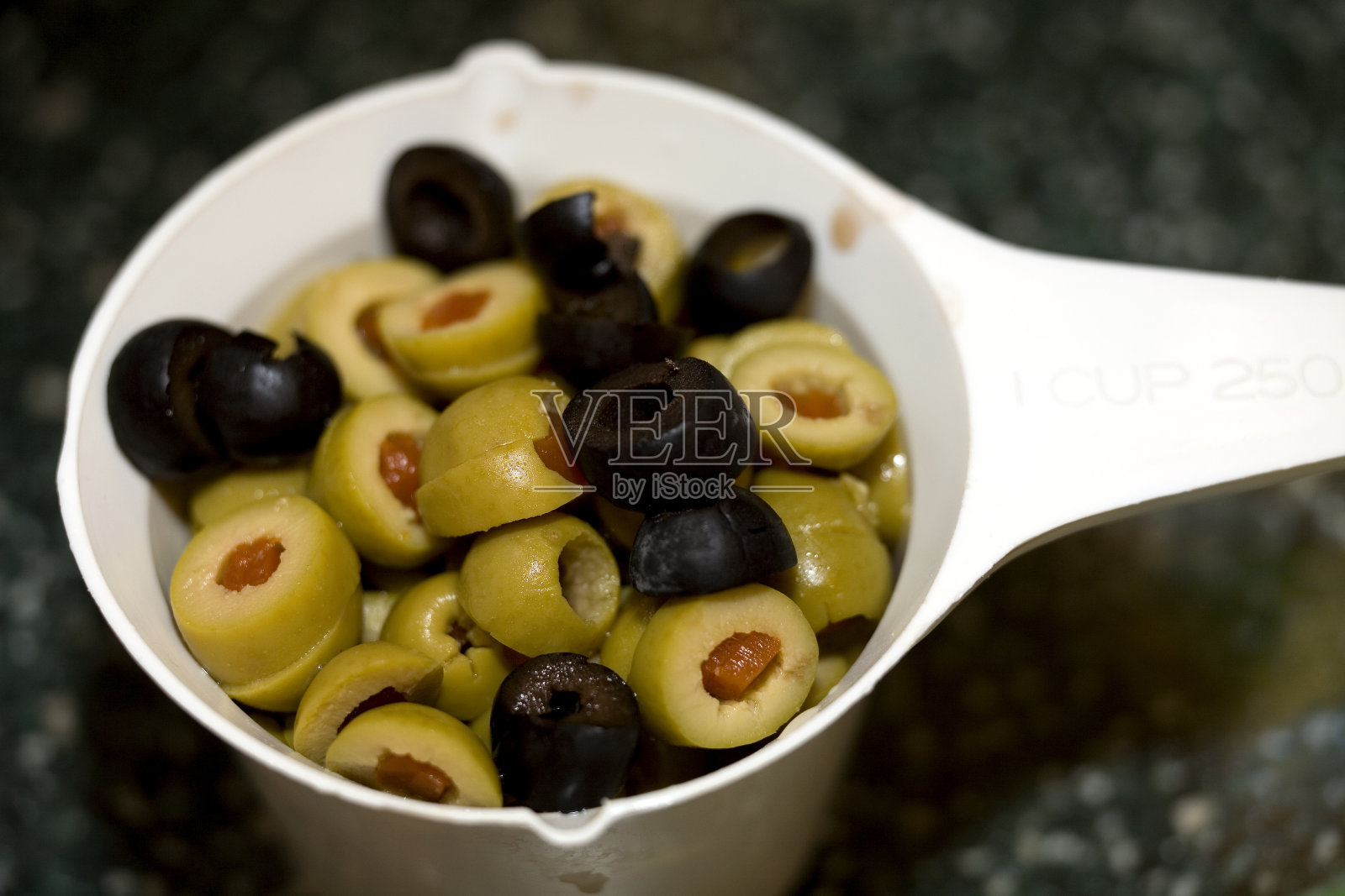 一杯茶橄榄照片摄影图片