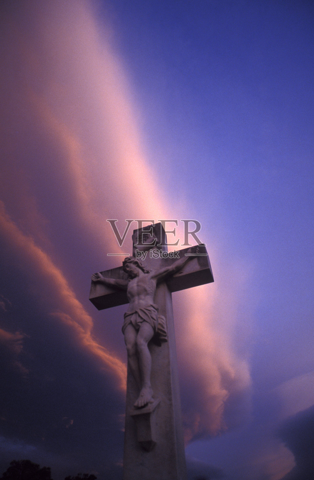 墓园中有十字架墓碑,竖着照片摄影图片