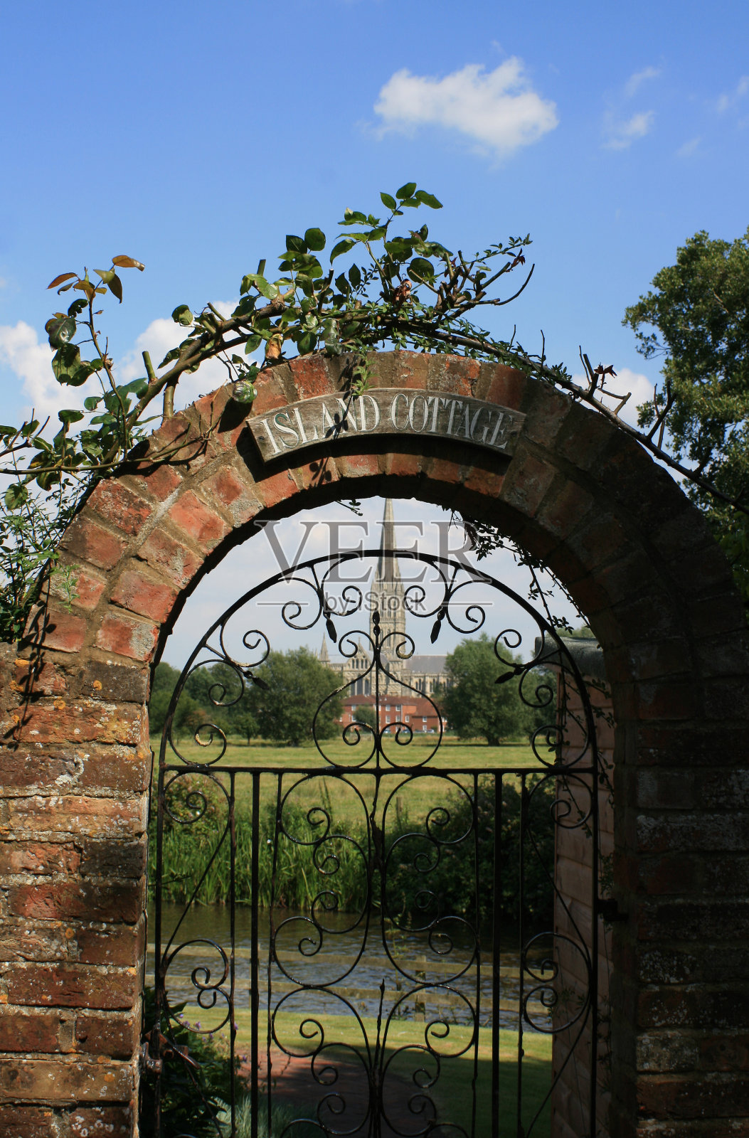 穿过花园的大门照片摄影图片