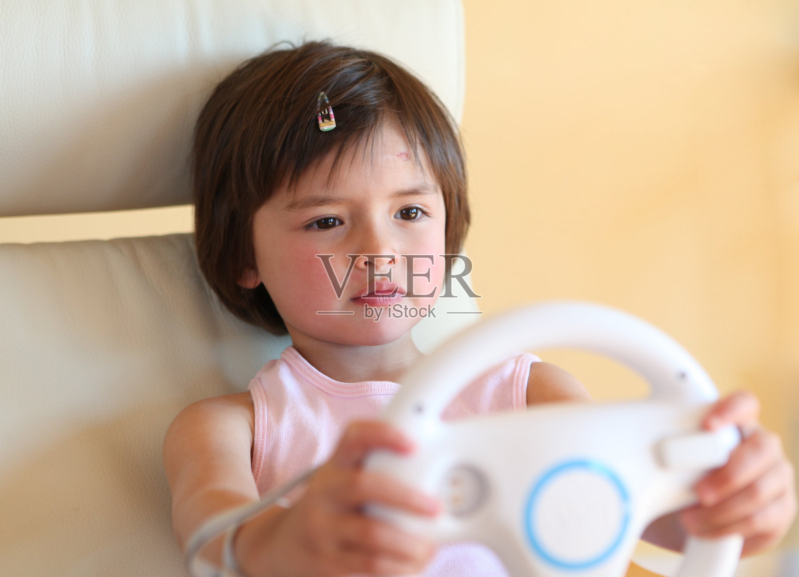 女孩玩电子游戏-赛车照片摄影图片