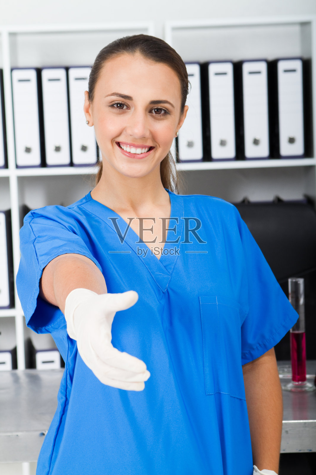 实验室里友善的女性医学研究员照片摄影图片