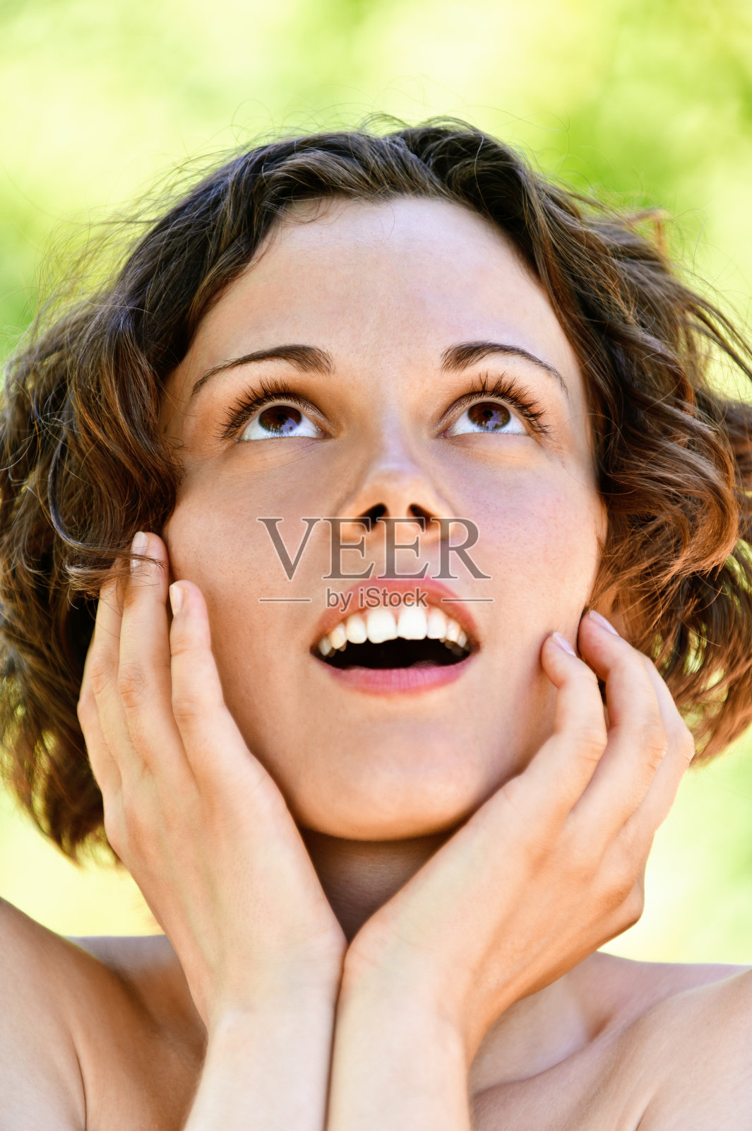 奇怪的女孩照片摄影图片