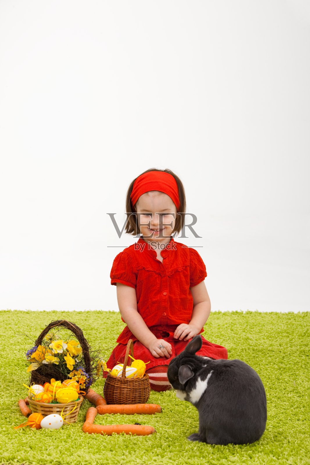 有复活节兔子的小女孩照片摄影图片