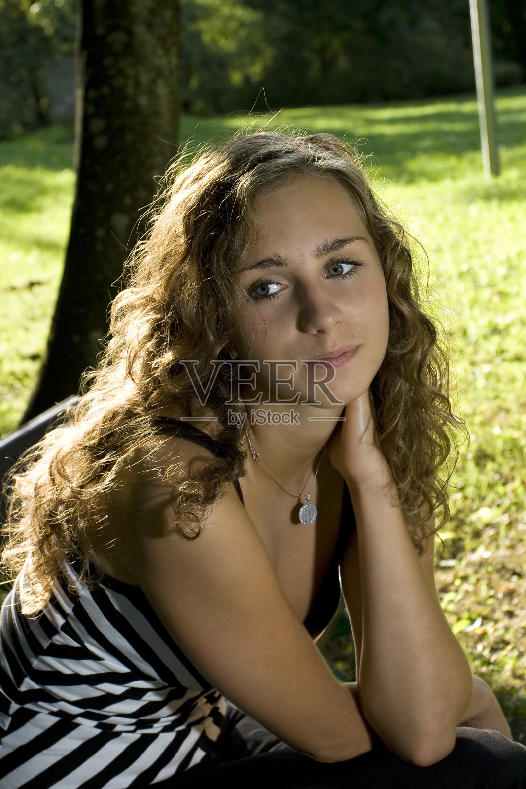 年轻女子的肖像照片摄影图片