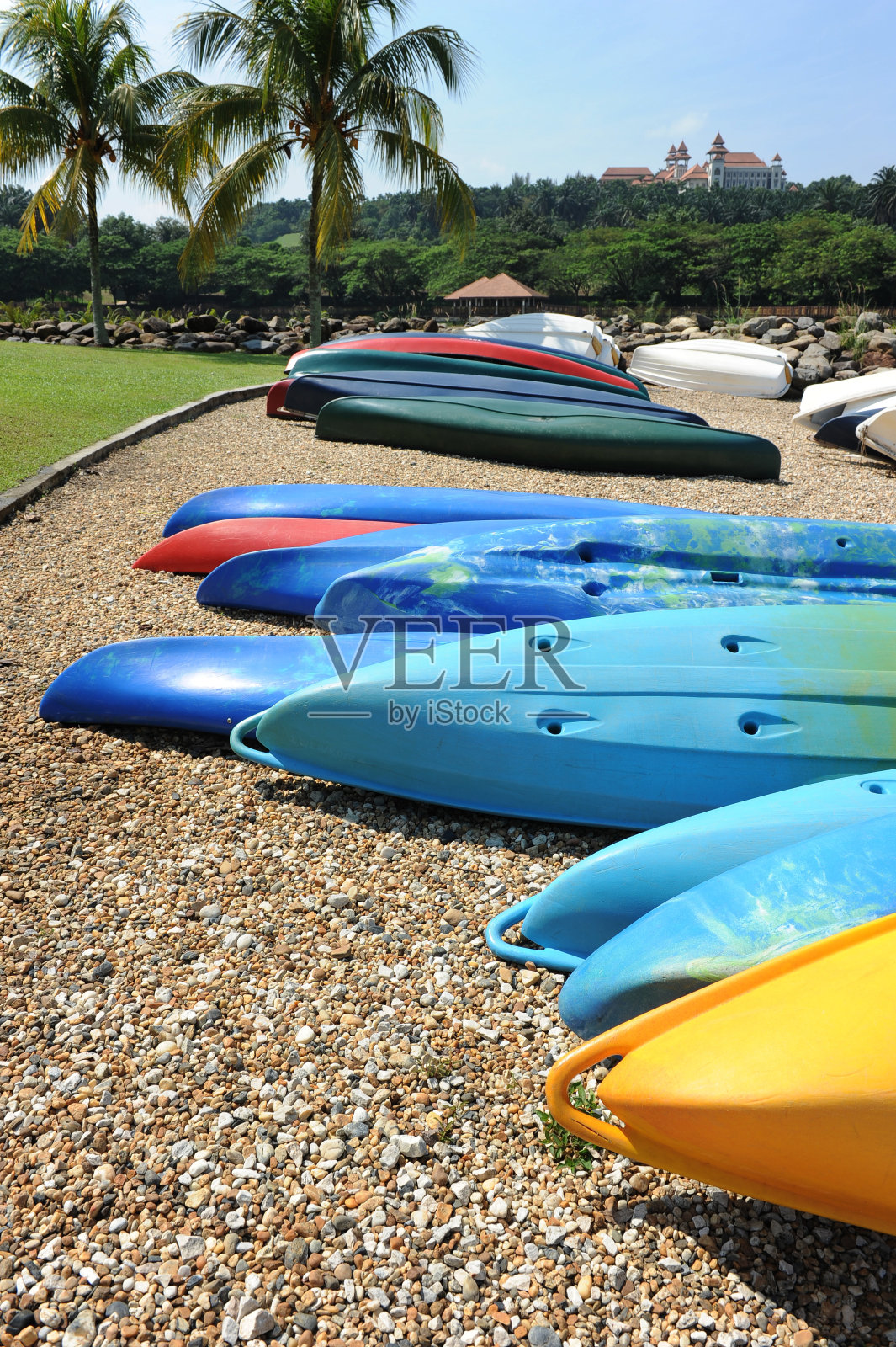 石滩上的独木舟照片摄影图片