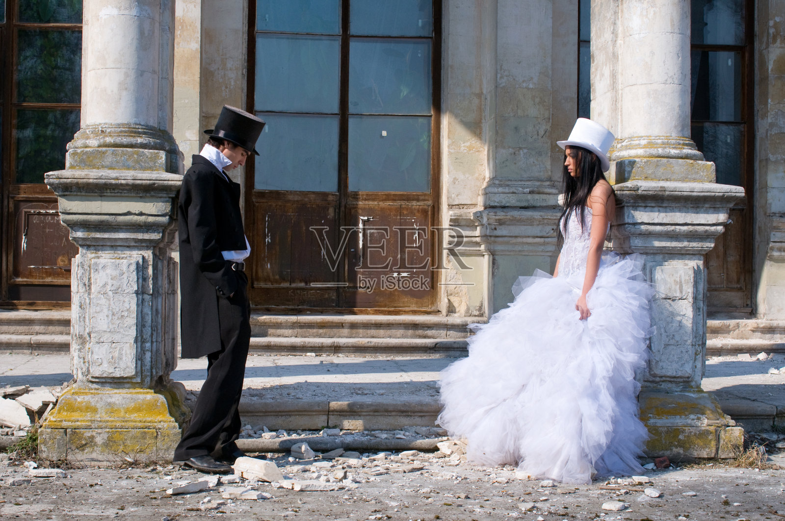 女孩和男人住在一个被忽视的地方照片摄影图片