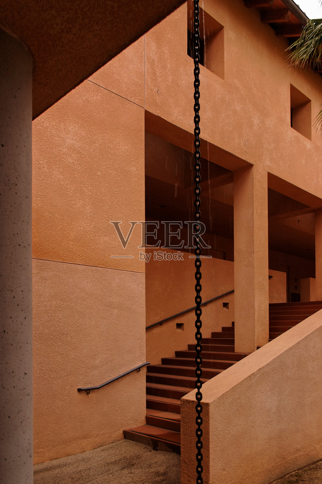 沿室外拱廊的楼梯照片摄影图片