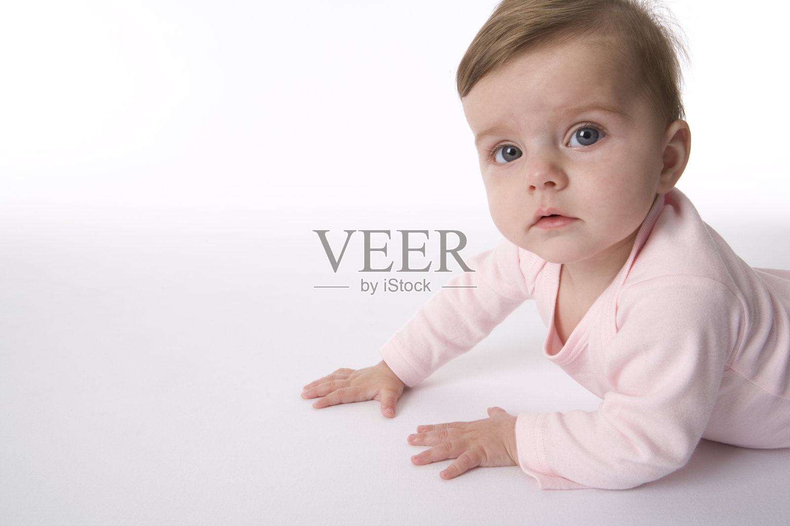 一个可爱的小女孩看着镜头的肖像照片摄影图片