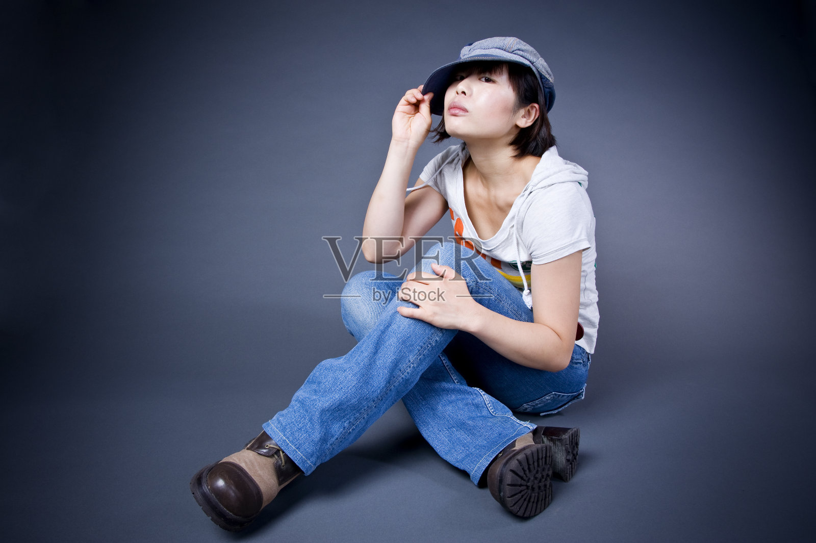 年轻女子坐在照片摄影图片