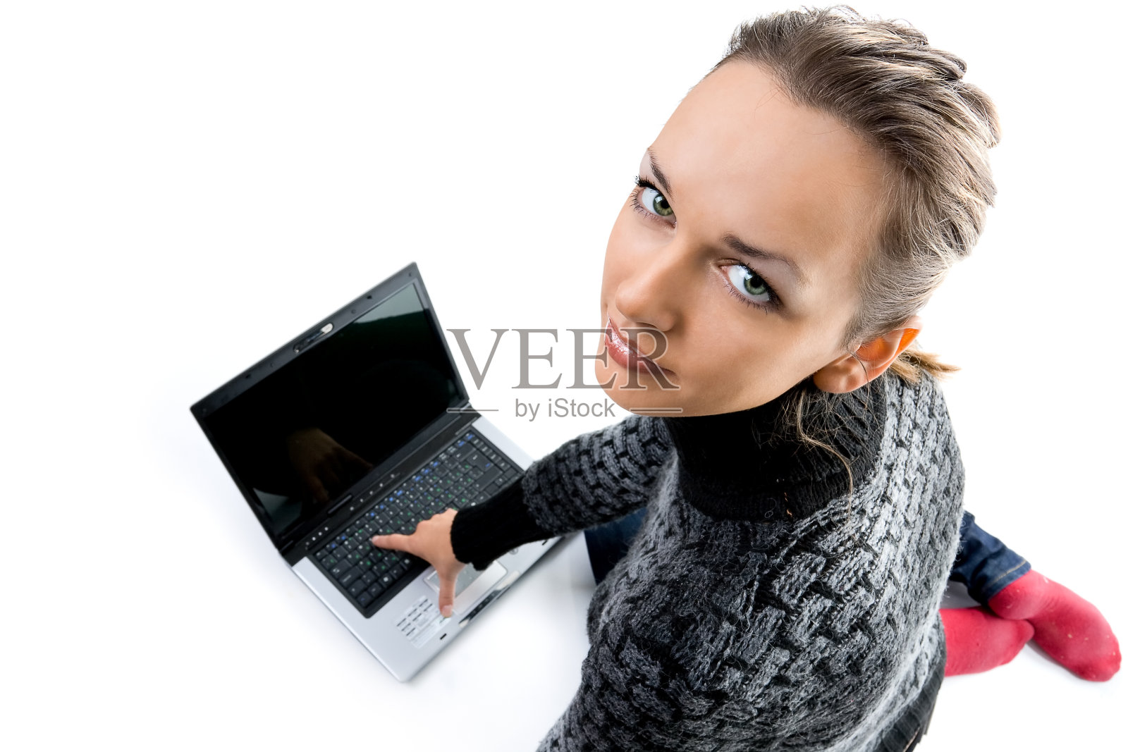 一个年轻女子使用笔记本电脑的特写照片摄影图片