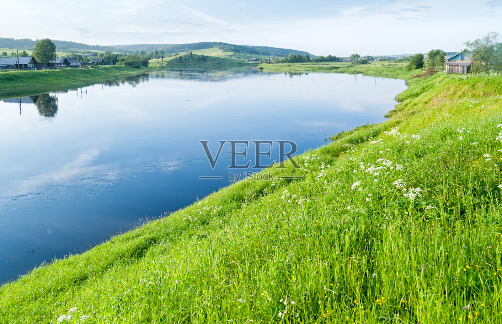 沿河山谷的木制村庄房屋照片摄影图片