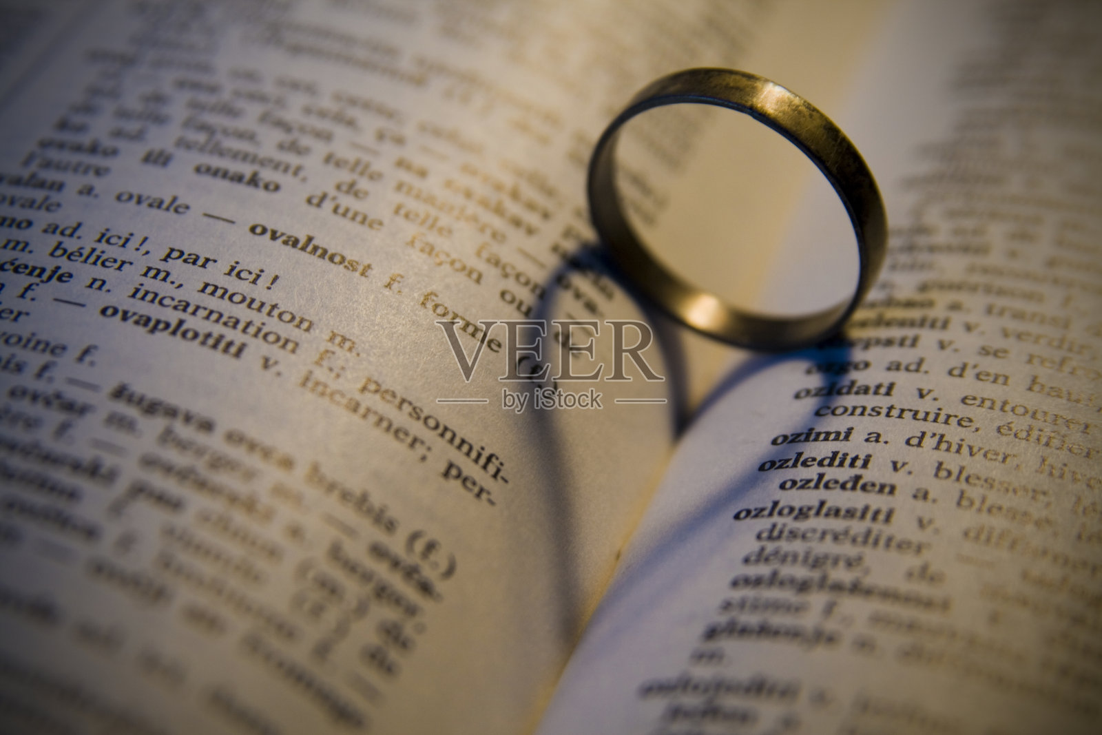 金戒指投下一颗心的影子照片摄影图片