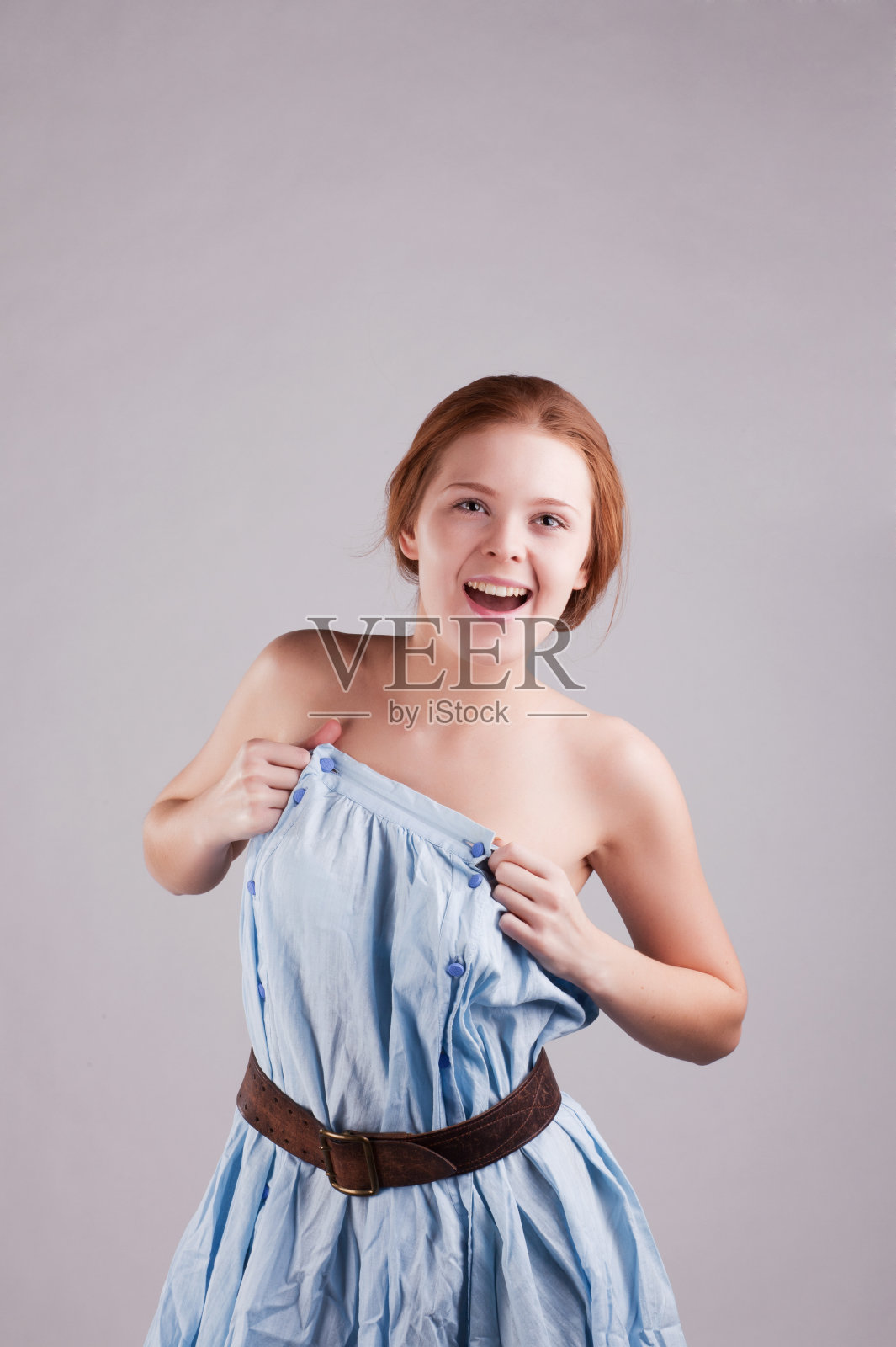 微笑的女孩照片摄影图片