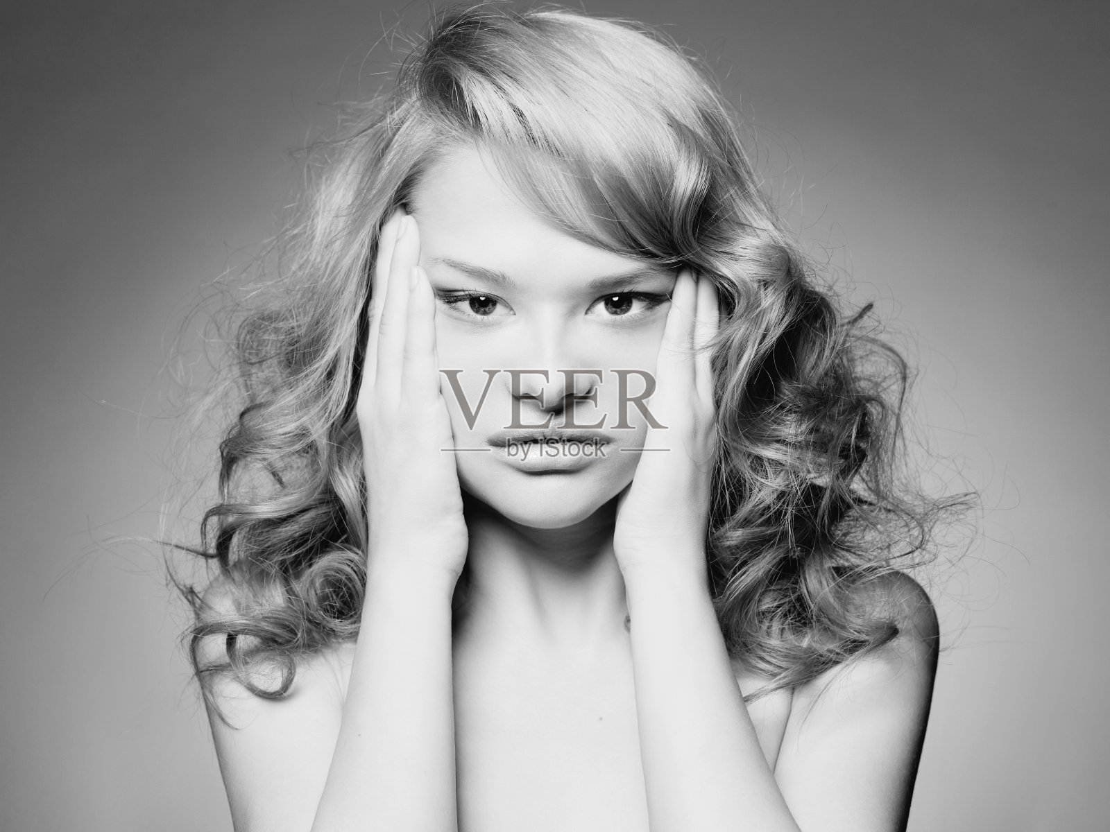 女人伸展她的脸照片摄影图片