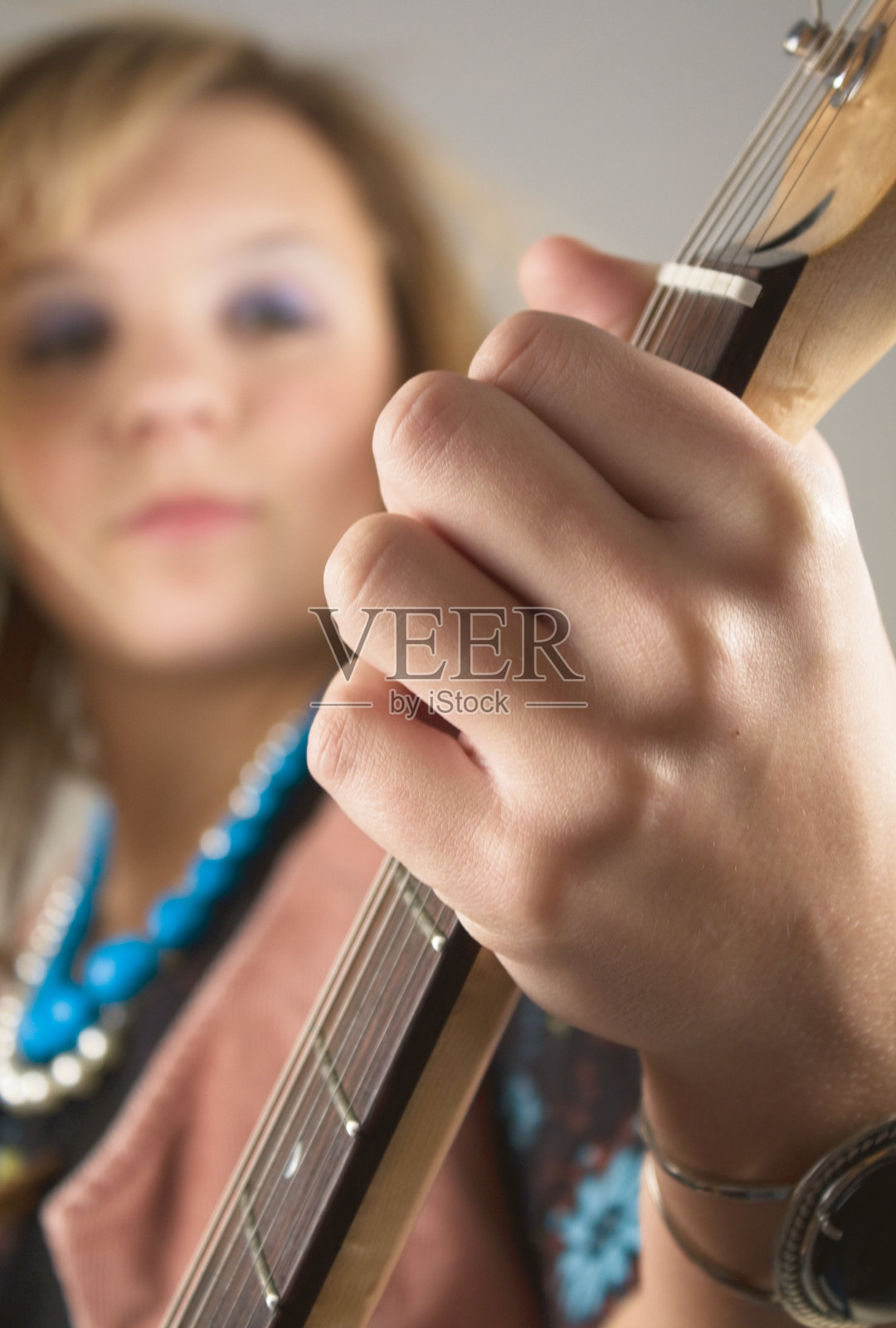 漂亮的吉他手照片摄影图片