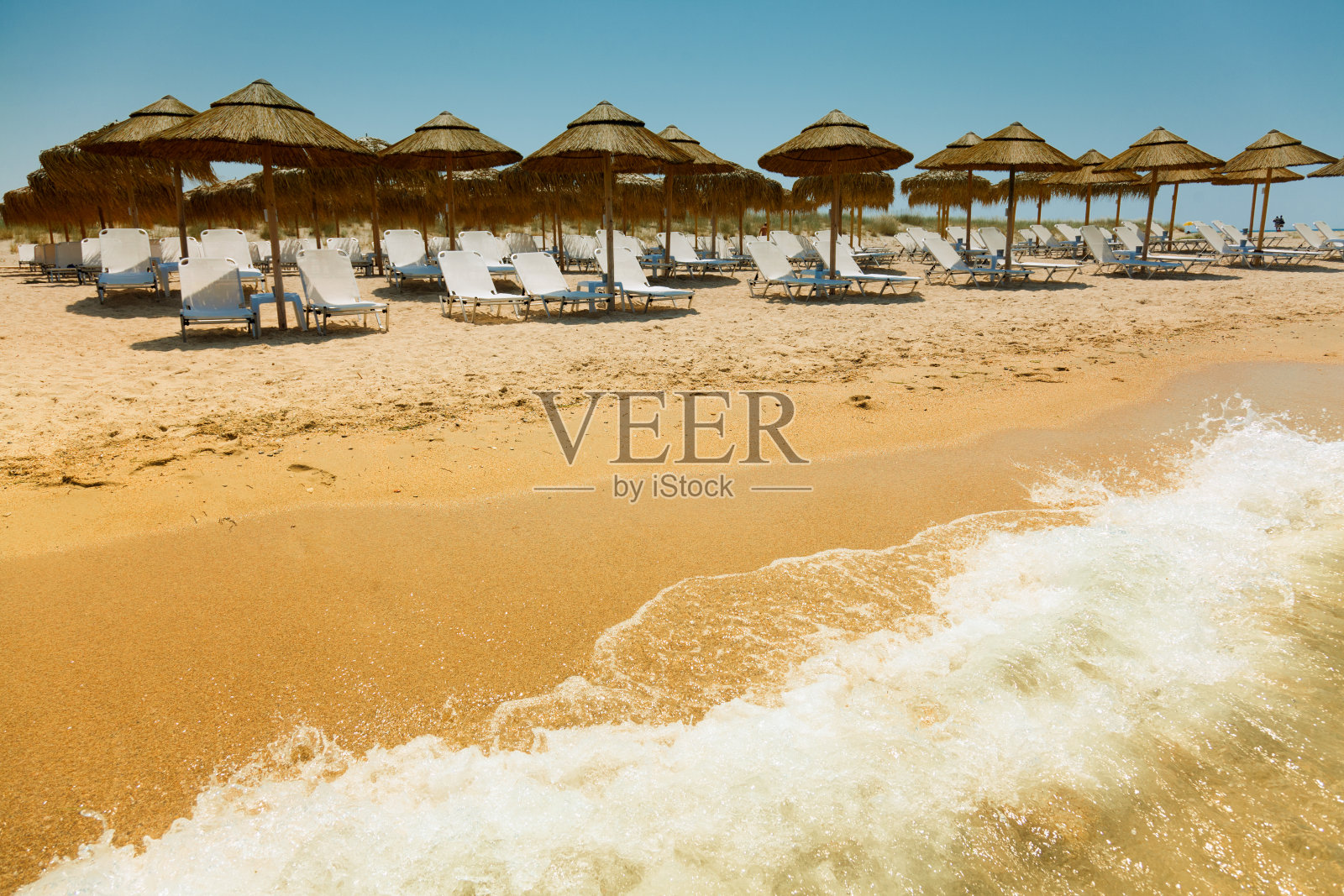 美丽的海滩,有躺椅和雨伞照片摄影图片