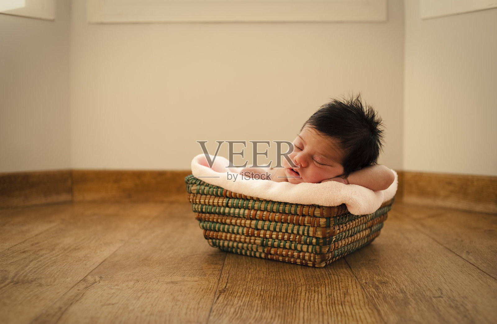 新生儿在篮子上做梦照片摄影图片