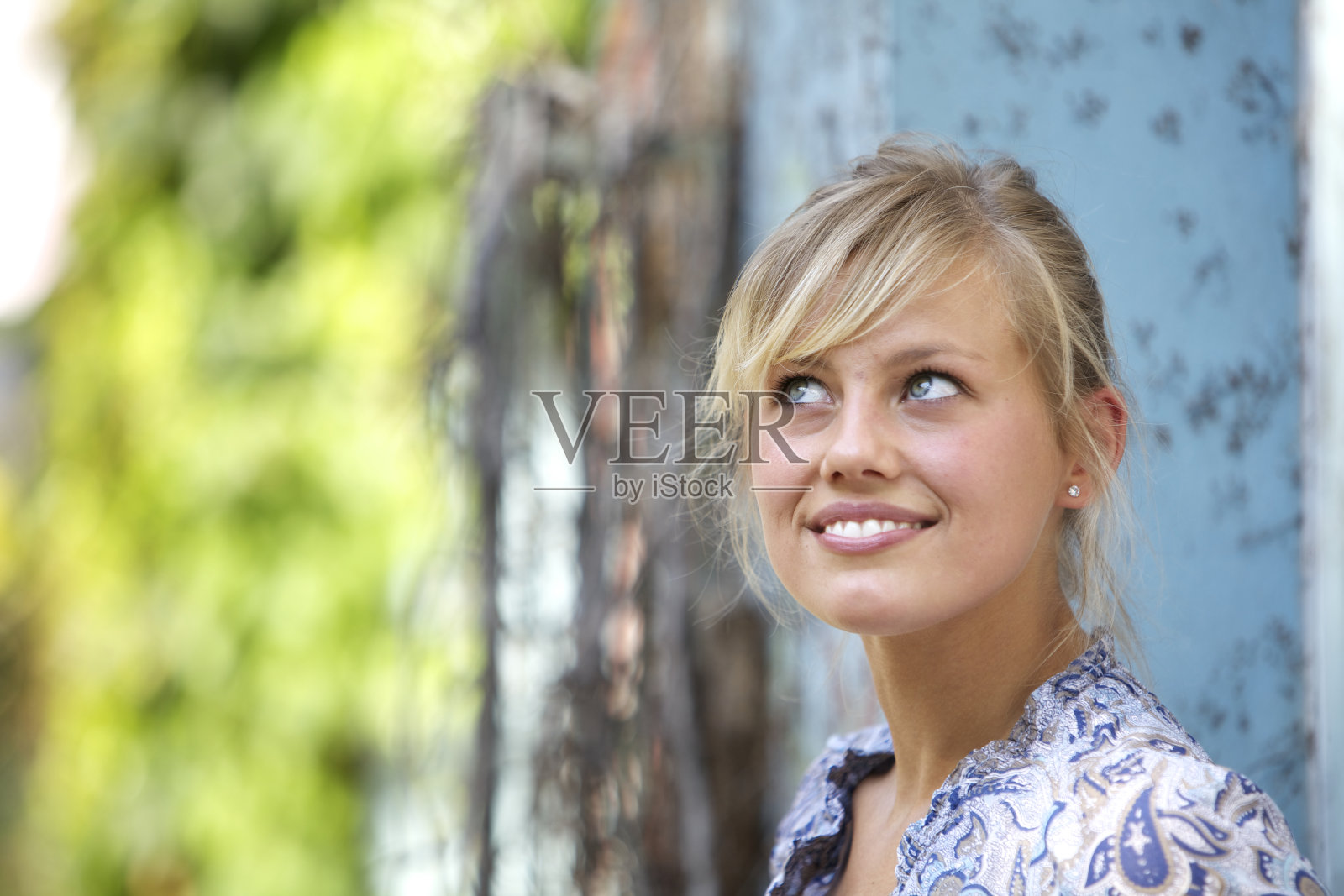 年轻女子微笑着照片摄影图片