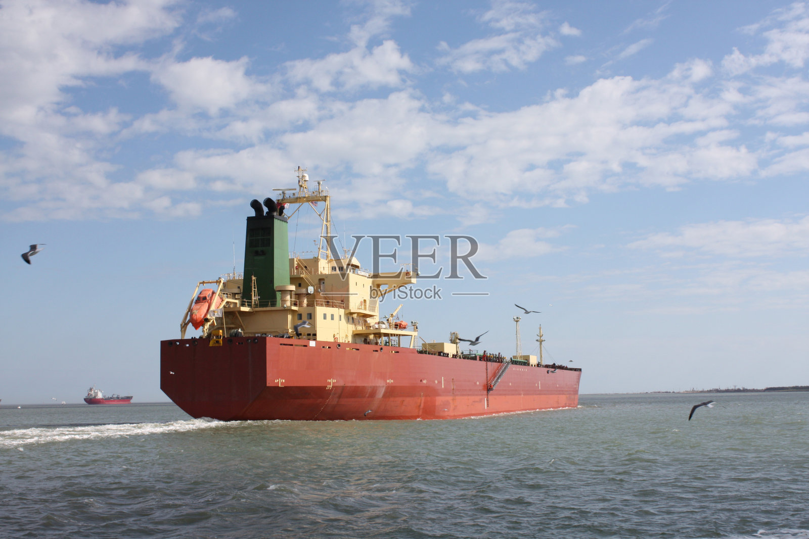 驶向大海的船照片摄影图片