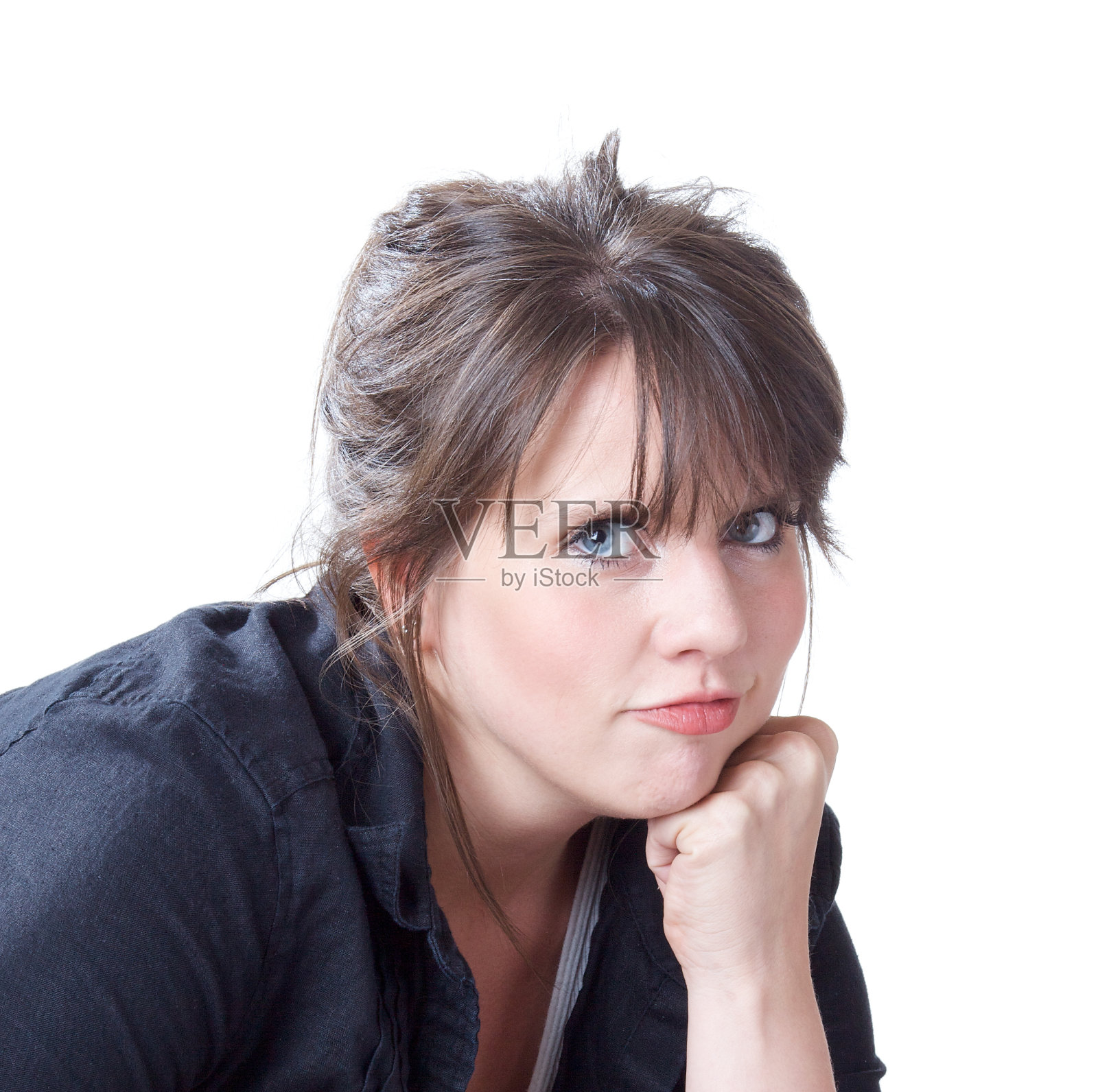 年轻女子的头在她的拳头;孤立的照片摄影图片