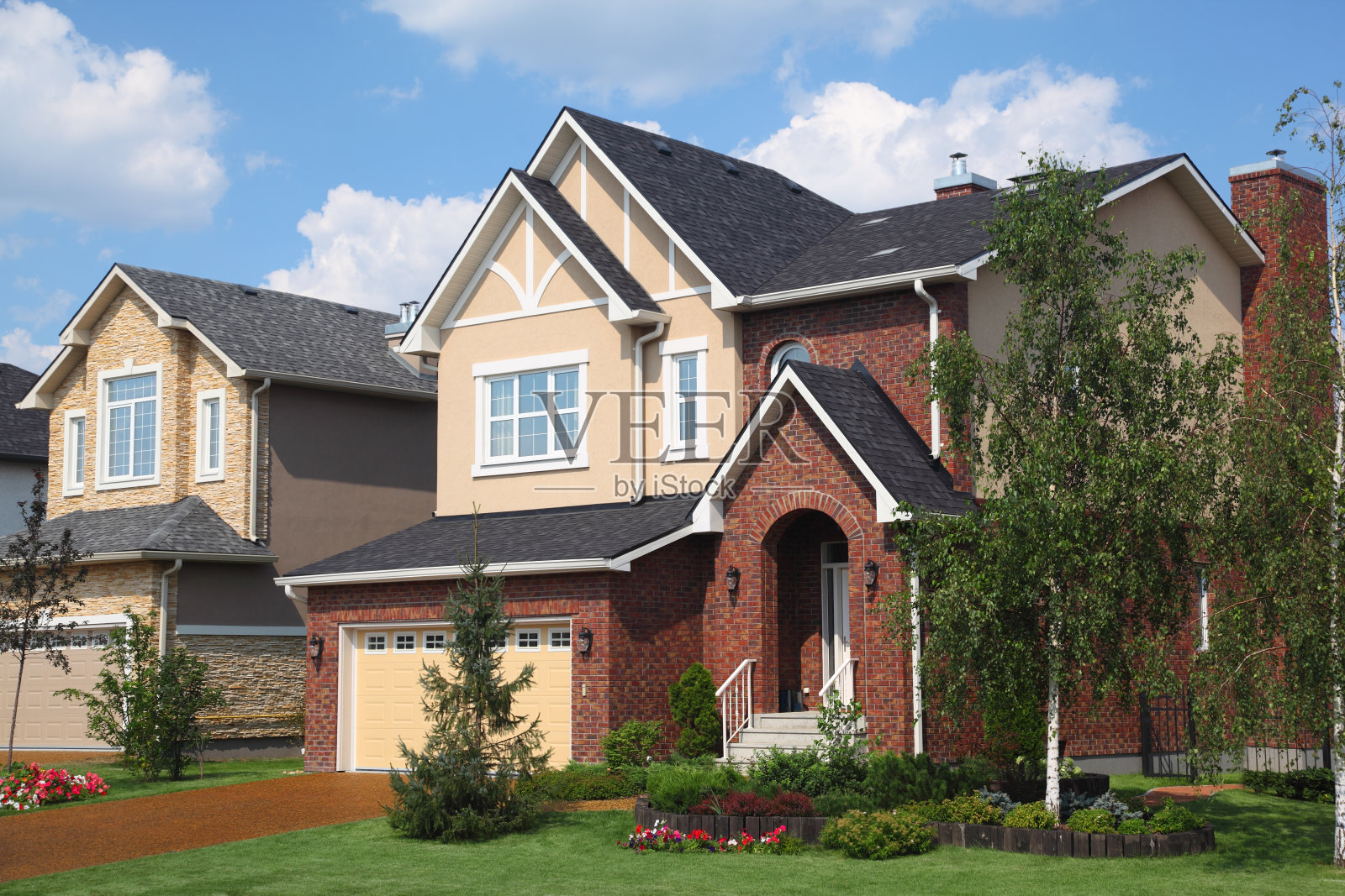 带车库的新两层小屋。照片摄影图片