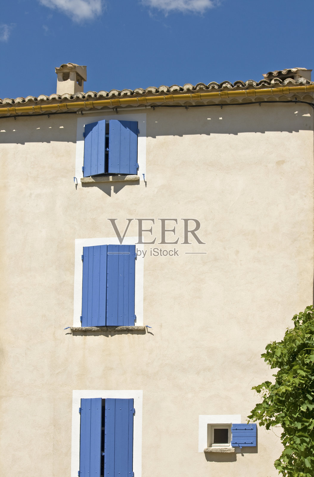 在法国村庄里有蓝色百叶窗的房子。普罗旺斯。照片摄影图片