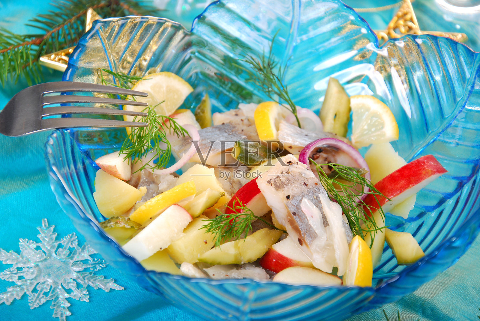 苹果土豆鲱鱼沙拉照片摄影图片
