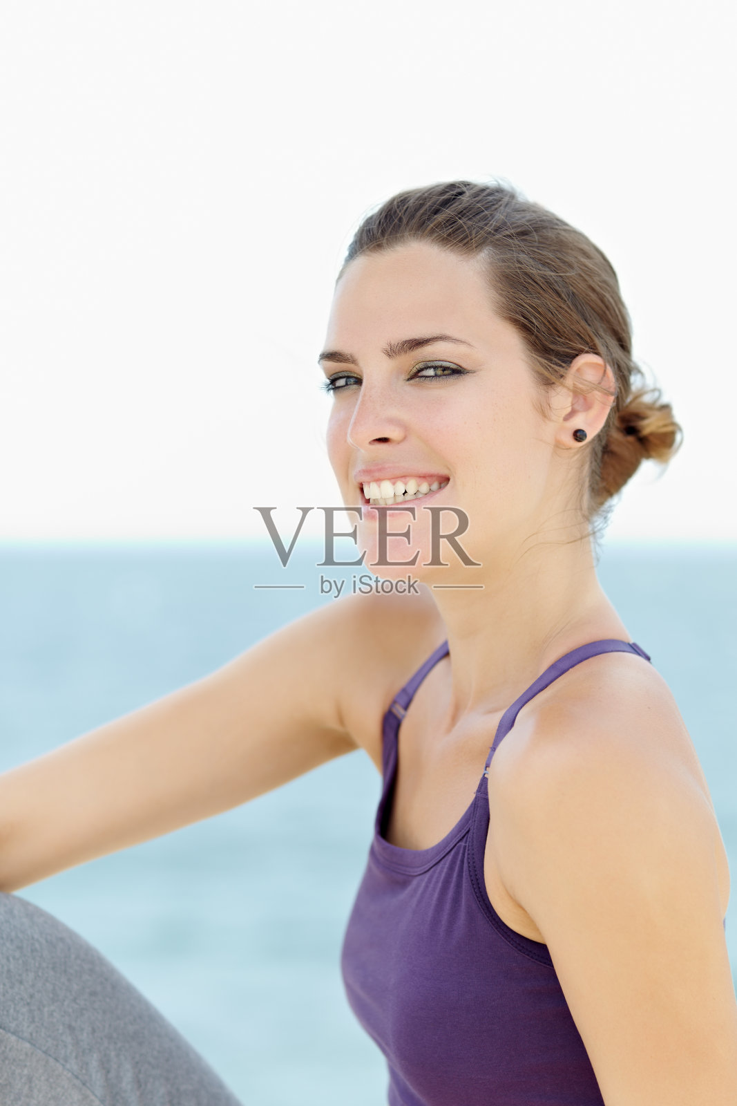 年轻美丽的女人对着镜头微笑照片摄影图片