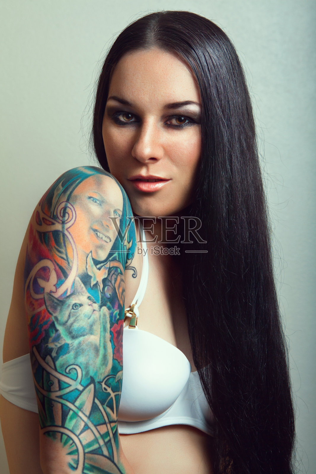 有纹身的漂亮女孩。可爱的女人。照片摄影图片